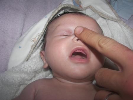 papa, ton doigt  ne rentre pas dans mon nez!!